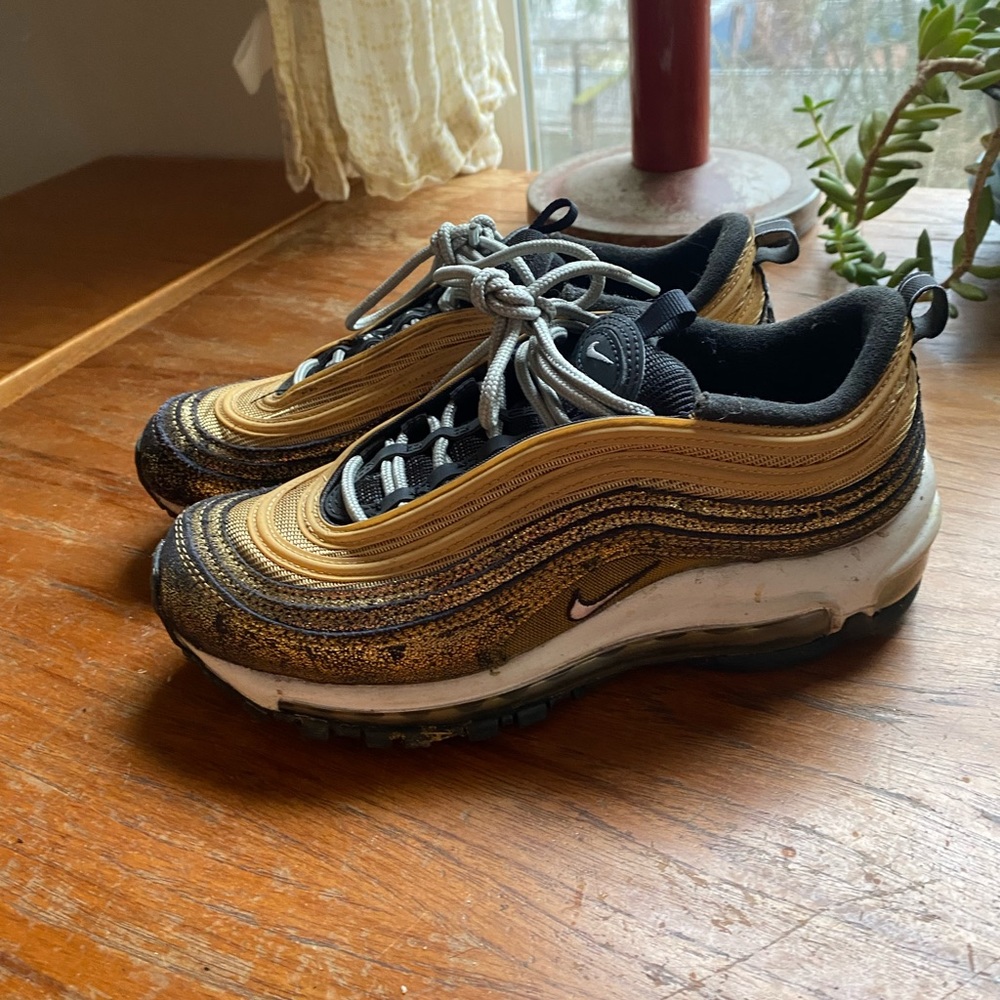 Nike Air Max Women’s Size 7 Shoes, Gold/Metallic details